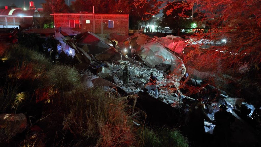 Tráiler aplasta coche y cae sobre casas en Irapuato; mueren 2 y hay 7 lesionados