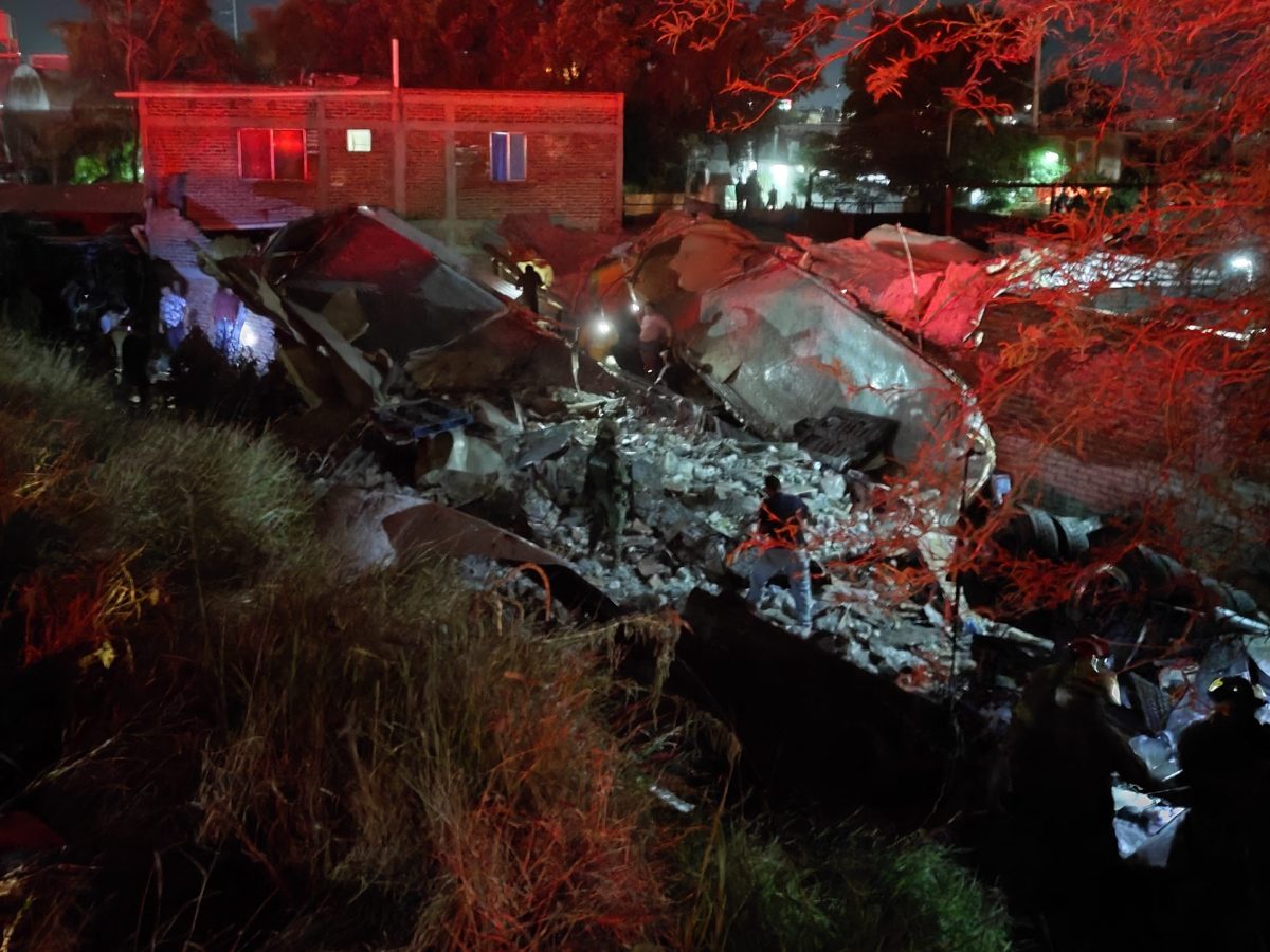 Tráiler aplasta coche y cae sobre casas en Irapuato; mueren 2 y hay 7 lesionados