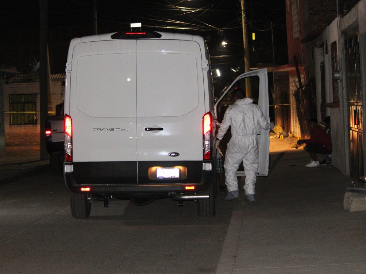 Entra sicario a casa en “El Tocotín”, ubica a Julio César y lo balea; queda grave