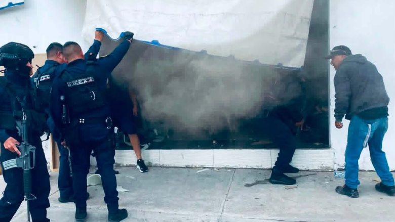 Pronta acción de policías evita tragedia por incendio en mueblería de Apaseo el Alto
