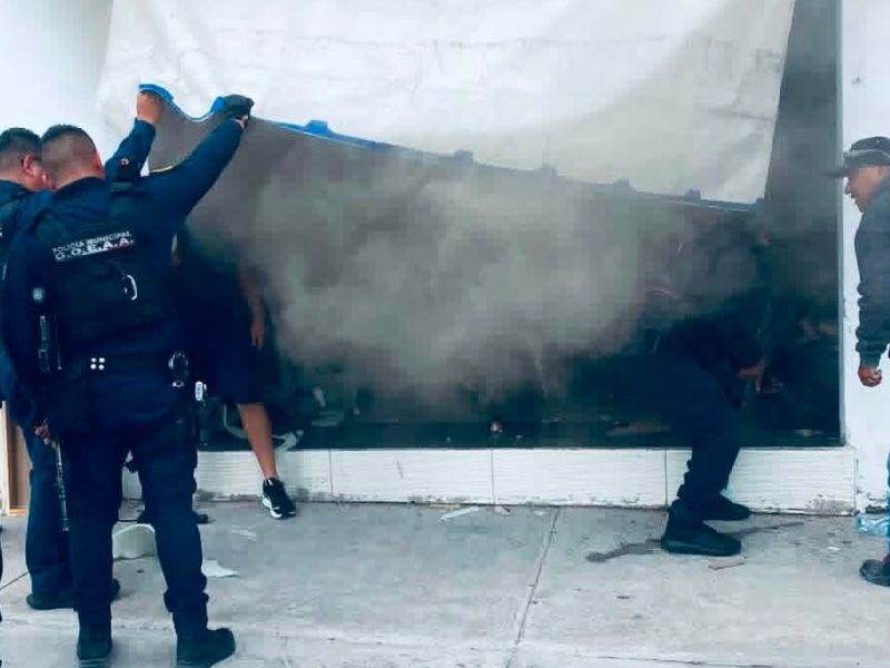 Policías de Apaseo el Alto evitan que mueblería sea consumida por el fuego