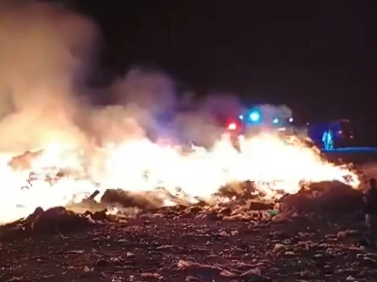 Incendio consume basurero en Dolores Hidalgo; alcalde sospecha que fue provocado