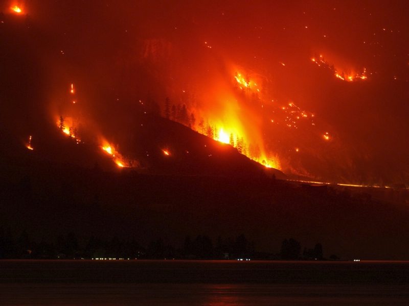 Arrasan incendios forestales con hogares en Canadá; en EU les piden dejar viviendas