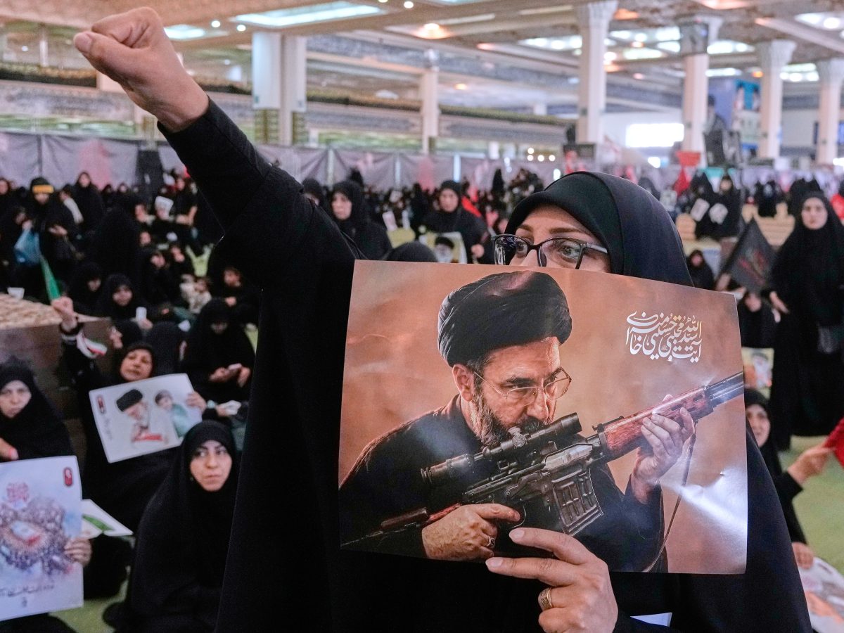 ¿Fin a la guerra? EU e Irán abren negociación; Trump frena ataques de manera temporal