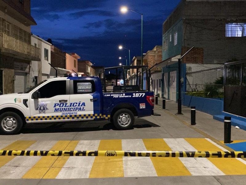 Cae moribundo sobre charco de sangre tras ser baleado afuera de casa en Irapuato