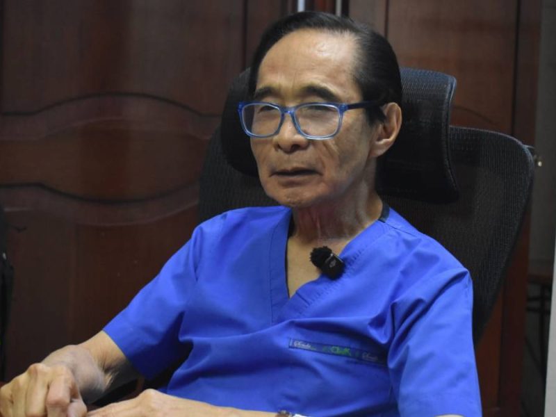 José Sashida: el cirujano de 84 años que sigue entrando al quirófano en León