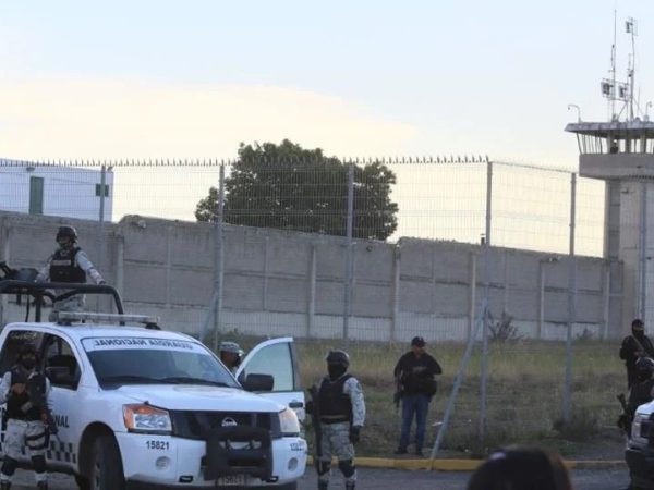 ¿Autogobierno en penal de Puente Grande? Venden cerveza en 200 pesos y rentan celulares en 15 mil
