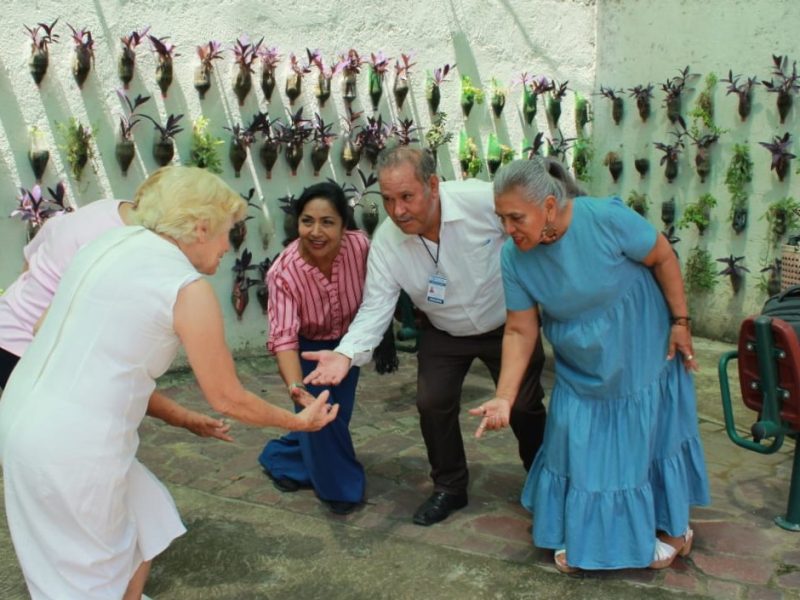 Llevan adultos mayores sus historias al escenario con “Entre juegos y recuerdos”