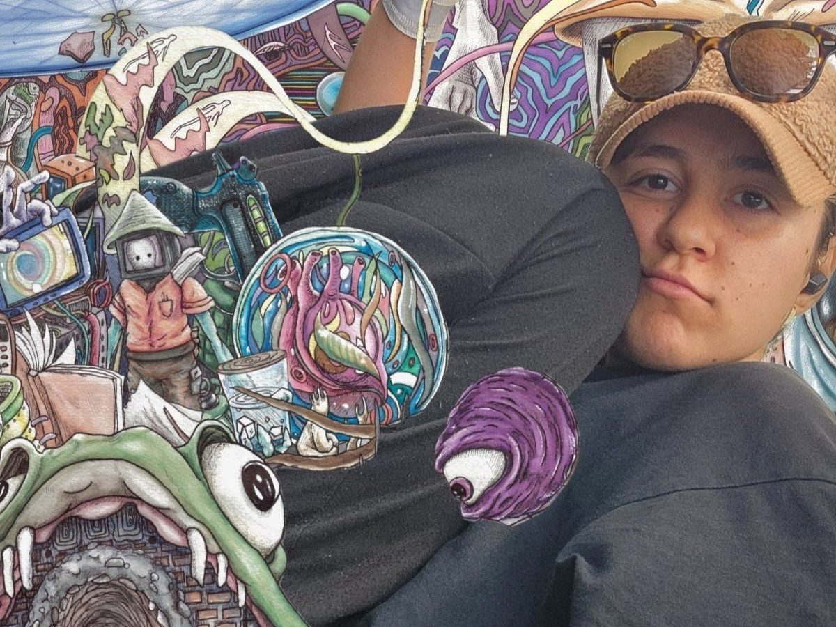 Laura Lyam la artista que explora la mente con “narrativas en garabato”