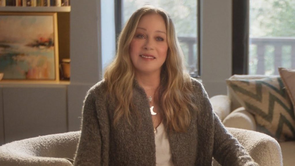 La actriz Christina Applegate sale del hospital tras permanecer varios meses internada