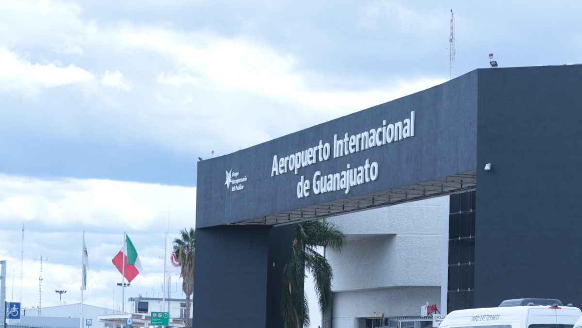 Buscan nombrar José Alfredo Jiménez al Aeropuerto Internacional de Guanajuato