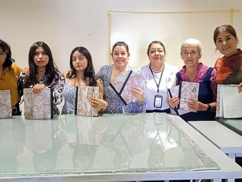 Crean libro artesanal de historias y memorias de abuelitos en León 