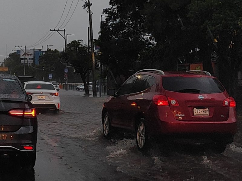 Provoca estragos lluvia en Irapuato: cierran pasos a desnivel y cae granizo