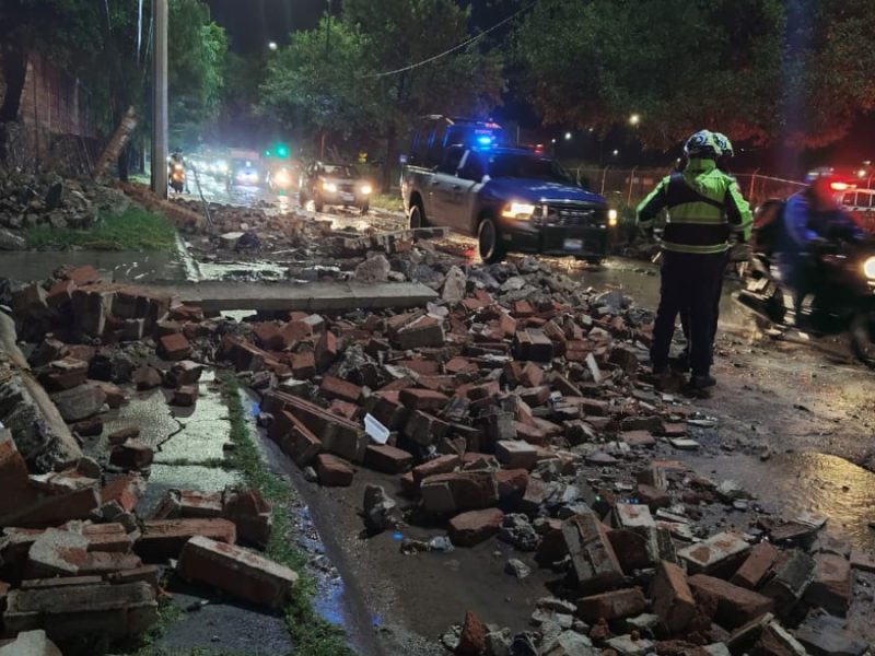 Tras fuerte lluvia, colapsa barda perimetral de residencial Balcones del Campestre en León