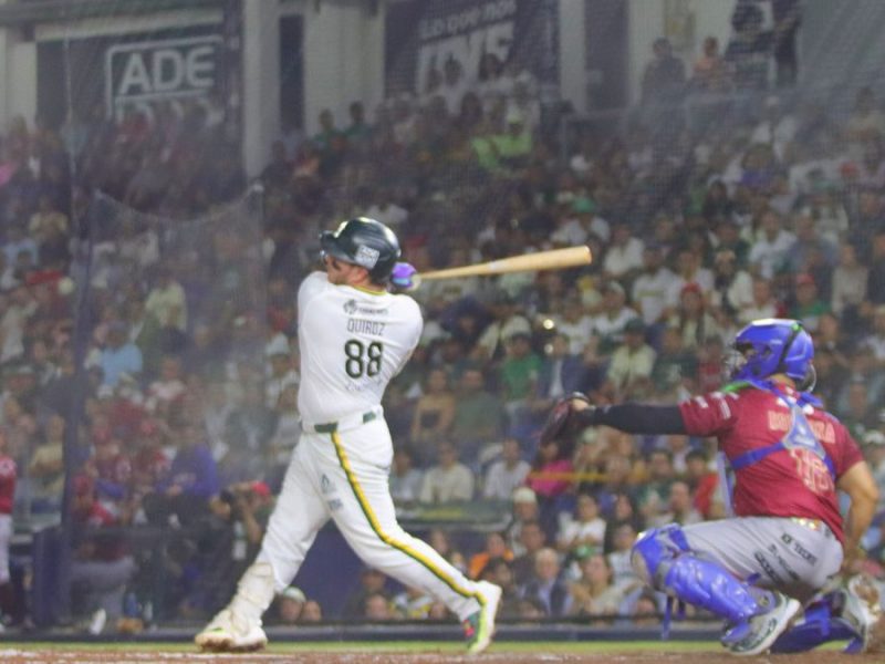 ¡Épica noche en León! El ‘Pony’ Quiroz viste de héroe a los Bravos y rompen sequía histórica
