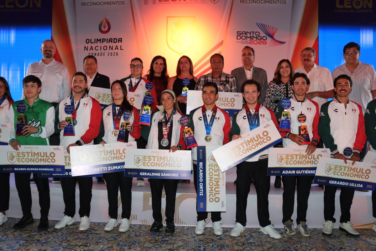 Medallistas de Juegos Centroamericanos con autoridades de León. Mary Ochoa.