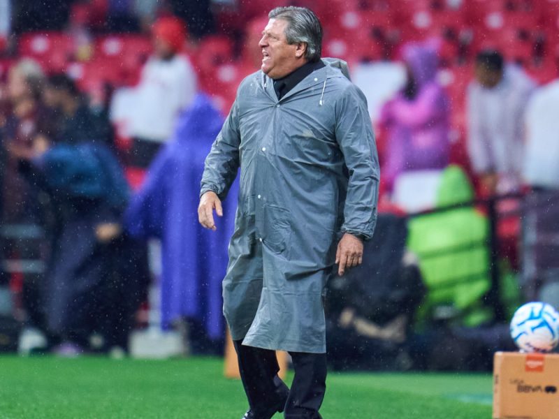 ‘Si estuviéramos afuera, sabes cómo te ca…’; Miguel Herrera discute con aficionado de León