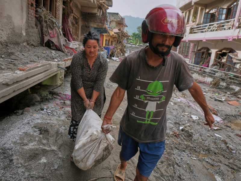 La catástrofe en Nepal ya casi suma 700 muertos y 3 mil desaparecidos