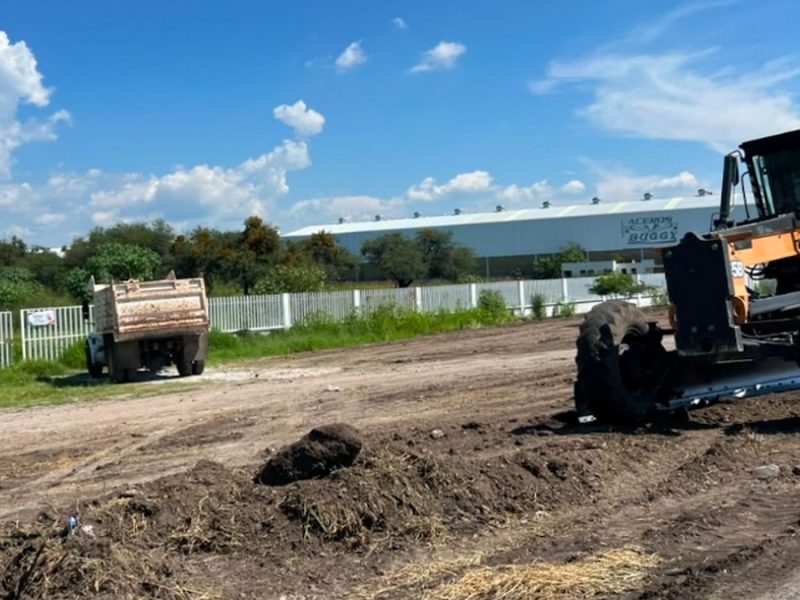 Inician trabajos para nuevo panteón en Manuel Doblado: limpian terreno