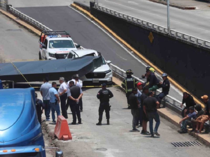 Tragedia en Paseo Interlomas: Cae estructura sobre camioneta y muere una mujer