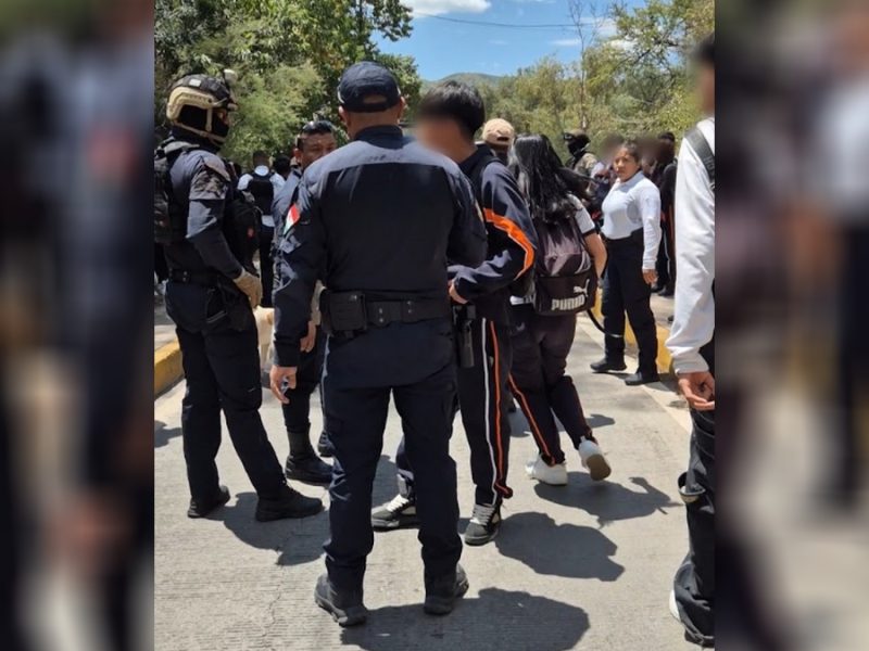 Conato de riña afuera del SABES Los Pinitos en Guanajuato deja a dos jóvenes detenidos
