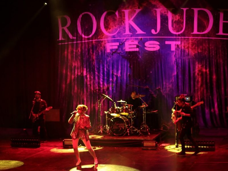 Rock Jude Fest hace vibrar al Teatro Manuel Doblado con un viaje por los grandes clásicos del rock