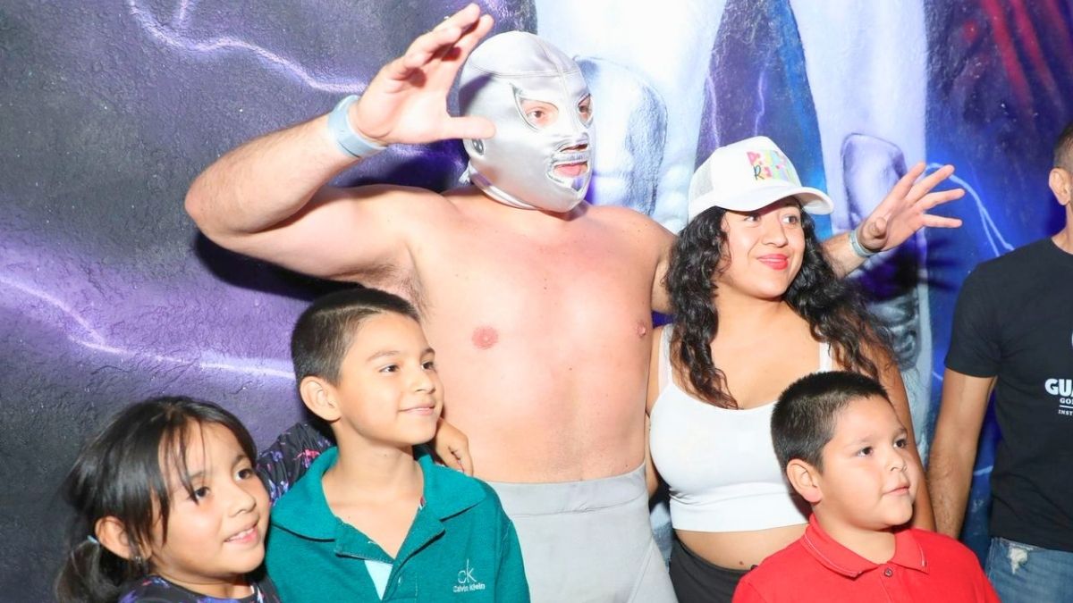 Santo Jr. con aficionados en el cierre del Mes de las Juventudes. Instituto de las Juventudes.