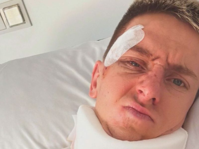 Tadej Pogacar reaparece en el hospital y celebra ‘seguir vivo’ tras su brutal caída en España