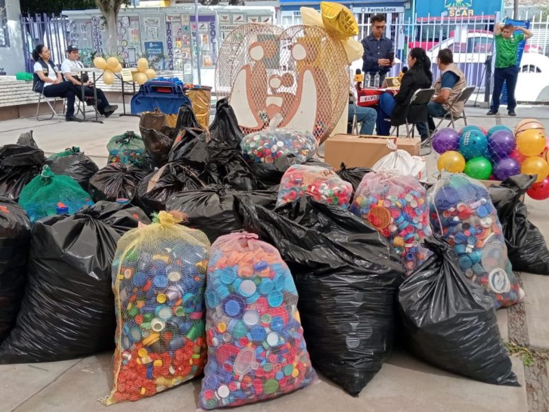 Apoyan a niños con cáncer en recolección de tapitas y reciclaje escolar