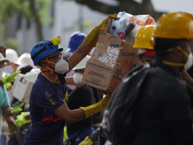 Fallecidos por terremoto en Colombia ya rozan los 300; sigue búsqueda de sobrevivientes