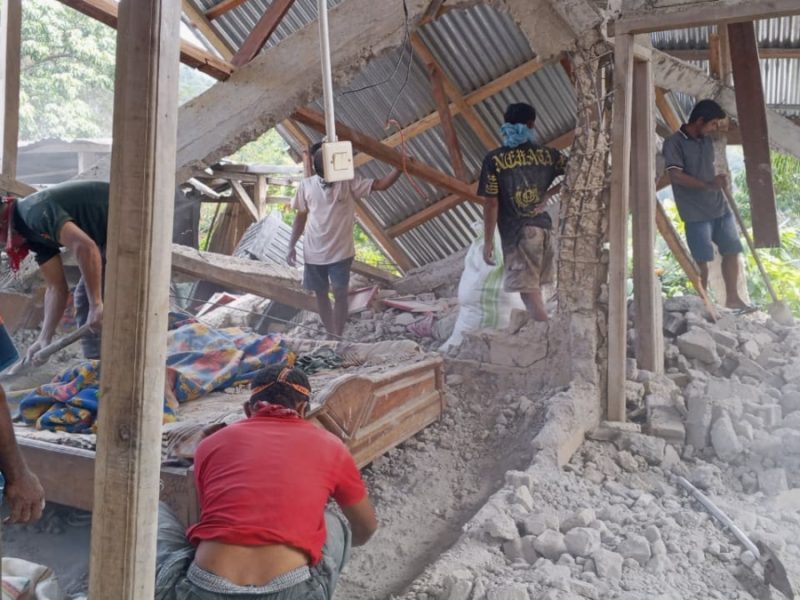 Azotan potentes réplicas de terremoto 7.7 a Indonesia; van 47 muertos y prevén más