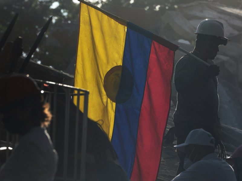 Conspiran con teorías falsas contra investigadores de Alaska por sismo en Colombia