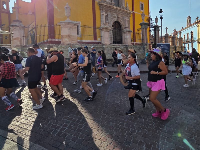 Realizan ‘VaqueRun’ en Guanajuato Capital; recorren cuatro kilómetros con sombrero
