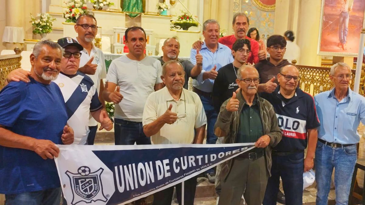Veteranos e invitados en la misa del Unión de Curtidores. Leopoldo Medina.