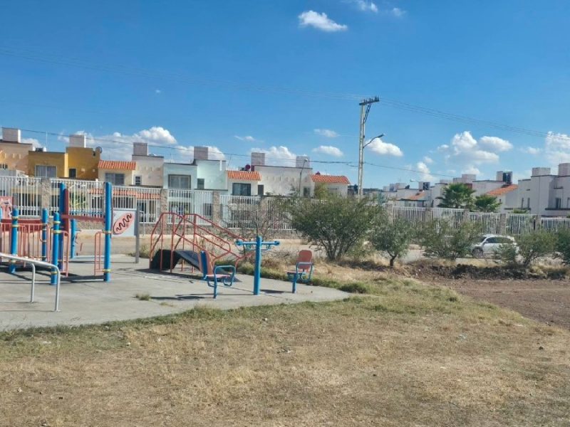 Acusan vecinos de Villas de Guanajuato bloqueo y abandono de la alcaldesa Samantha Smith