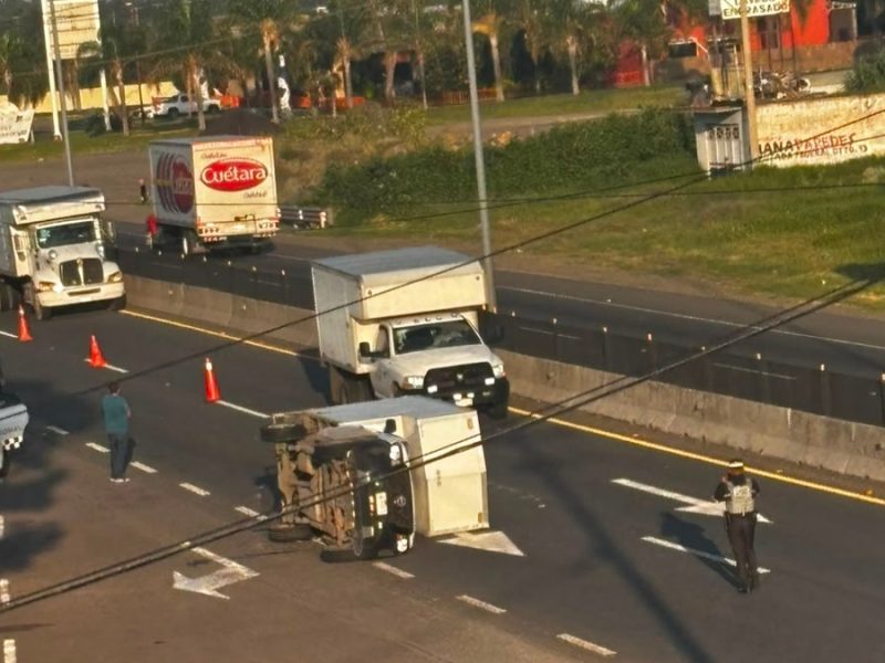 Volcadura causa congestionamiento vial en la Abasolo-Irapuato; chofer sufre heridas leves