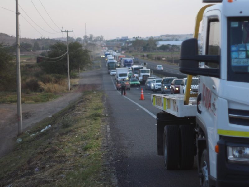 Severo embotellamiento dejó la volcadura de un tráiler en la La Piedad-Irapuato