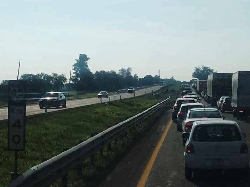 Volcadura de tráiler en la autopista Celaya-Querétaro provoca caos vial