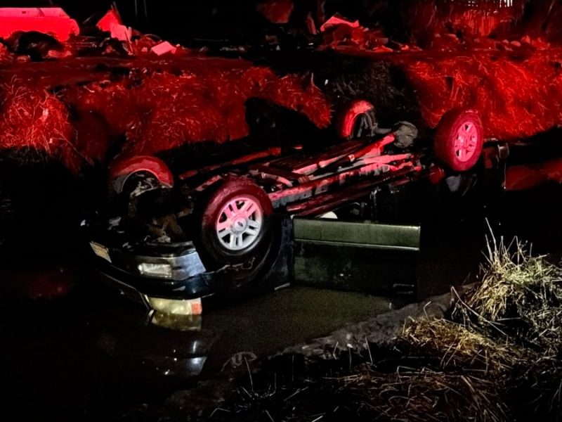 Casi se ahoga en aguas negras tras volcar su camioneta en canal de Celaya