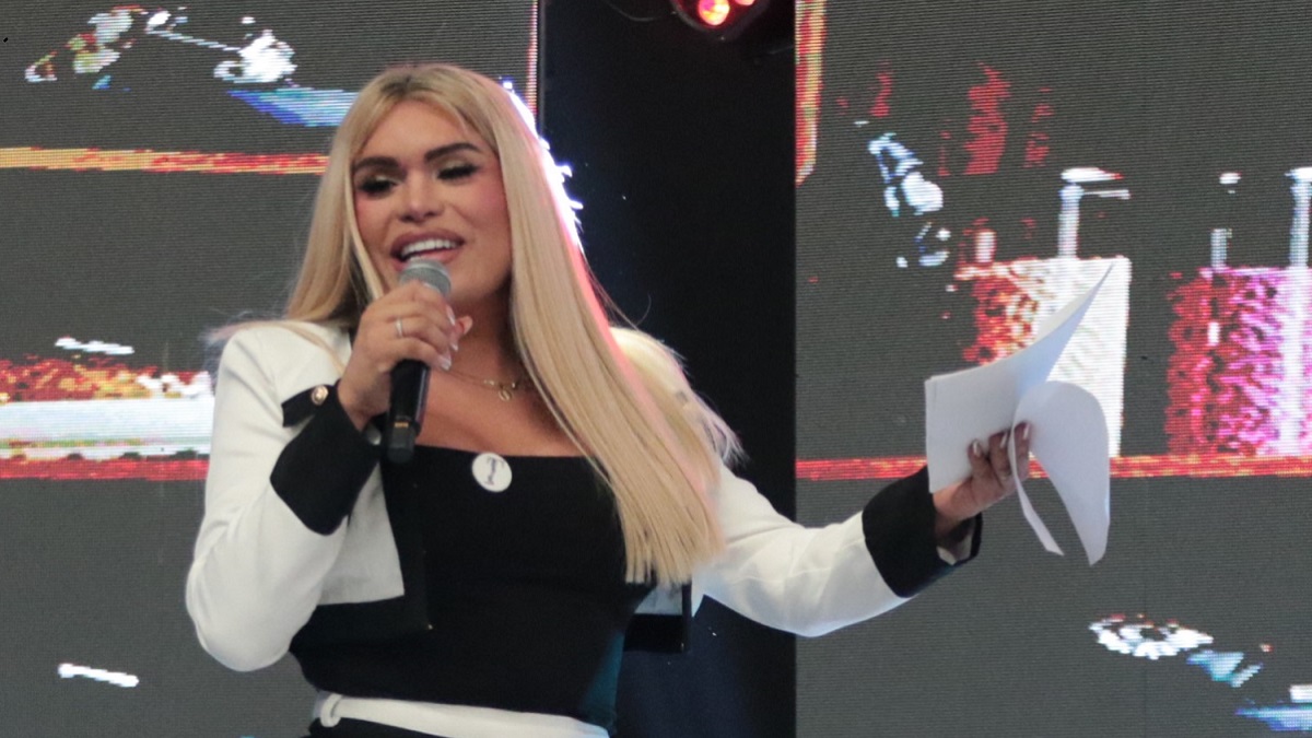 Wendy Guevara and entrepreneur Luz Maria Lozano discussing inclusive fashion
