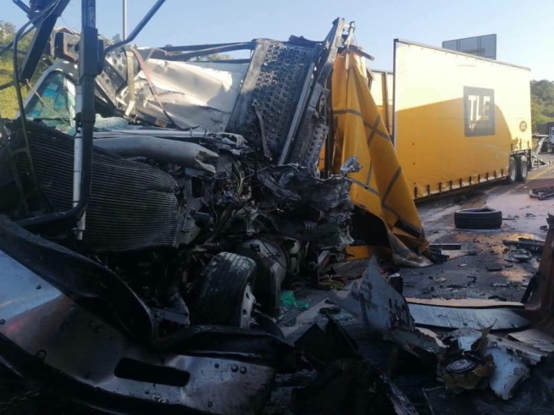 Fuerte accidente colapsa la Silao-San Felipe; choque entre camiones deja un herido grave