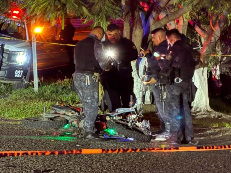 Motociclista mata a peatón y él termina con el cráneo destrozado en libramiento de Yuriria