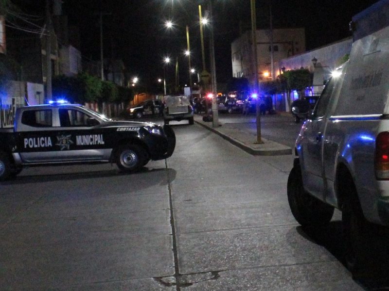 Adolescente de 16 años muere tras estrellar su moto en una barda, en Cortazar