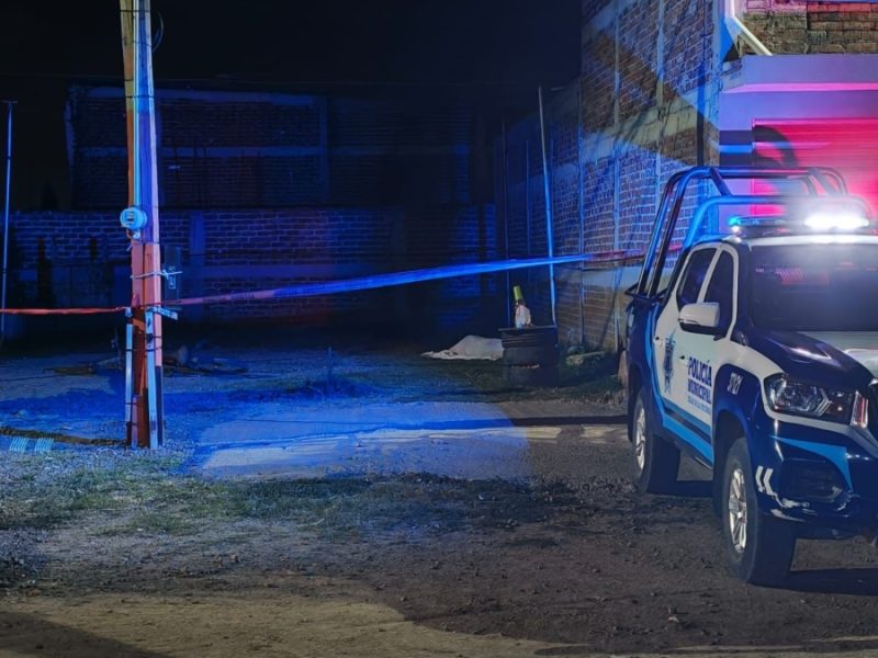 Cae muerto sobre pasto sintético tras ser acribillado en autolavado de Silao