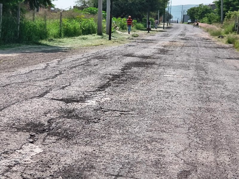 Cansados de esperar, vecinos tapan baches con su dinero en Yuriria