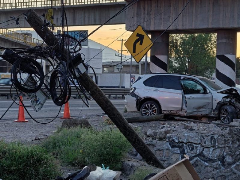 Termina destrozada camioneta BMW tras chocar en la carretera Silao-Irapuato