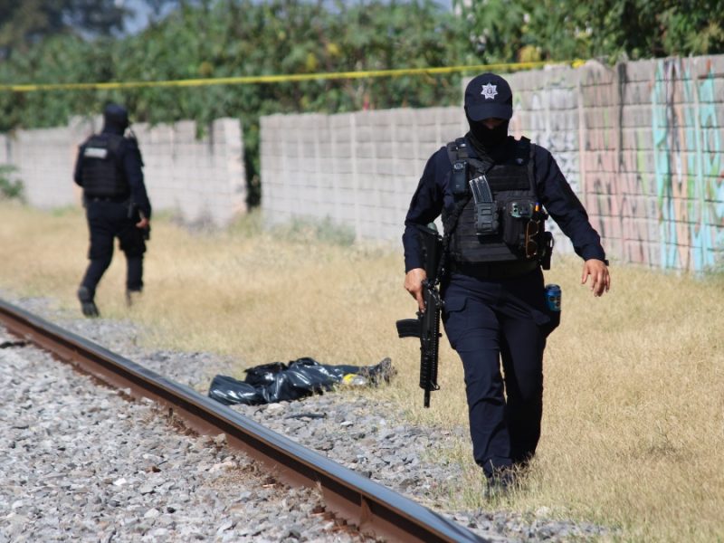 Extremidades de cadáver sobresalían de la maleza junto a vía férrea en la Roma de Irapuato