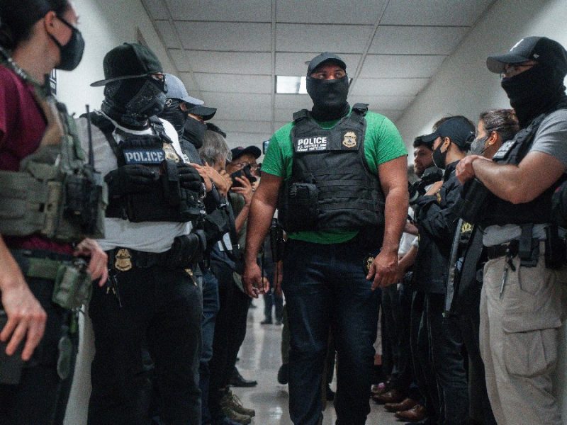 Oficiales de ICE usarán cámaras corporales, pero  agencia retendrá videos según su conveniencia