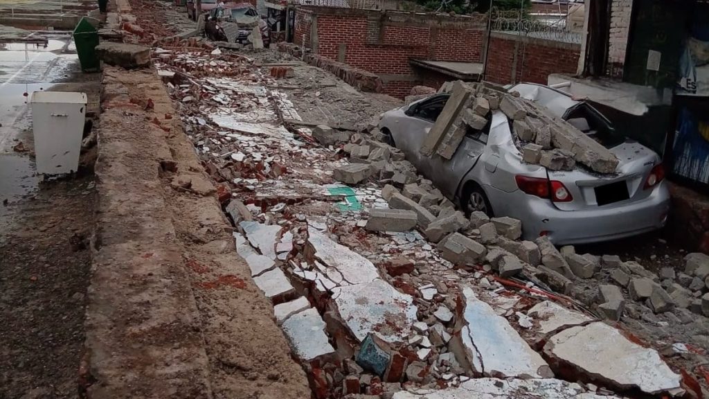 Colapsa barda de colegio por tormenta en la colonia Obregón de León; daña dos autos