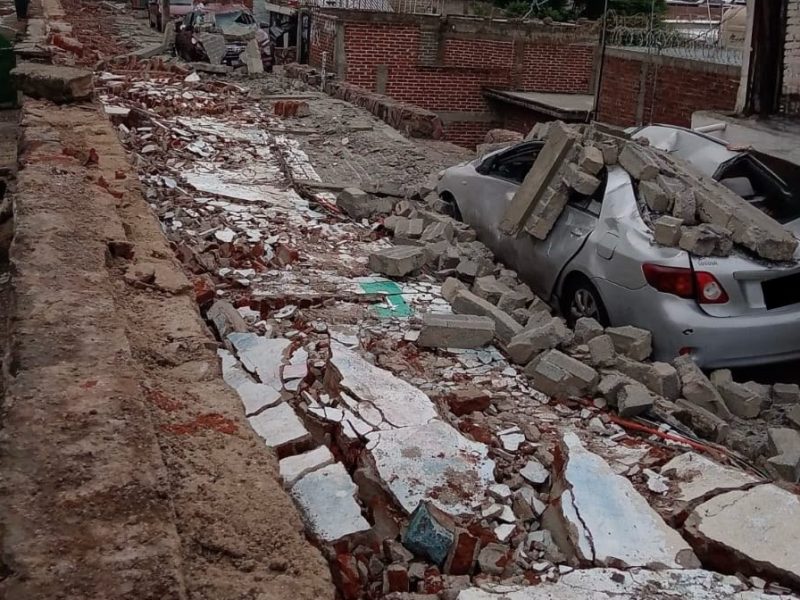 Colapsa barda de colegio por tormenta en la colonia Obregón de León; daña dos autos